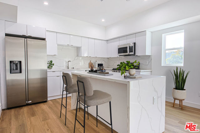 954 N Kingsley Drive, Los Angeles CA: https://media.crmls.org/mediaz/dc657540-d09c-4439-ad8c-7fbb8aa4f548.jpg