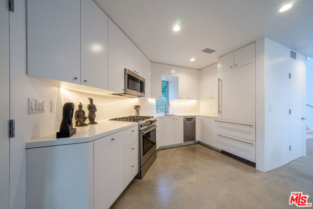 211 Entrada Drive, Santa Monica CA: https://media.crmls.org/mediaz/dc660ab1-d5de-497c-8a48-26b13af751c6.jpg