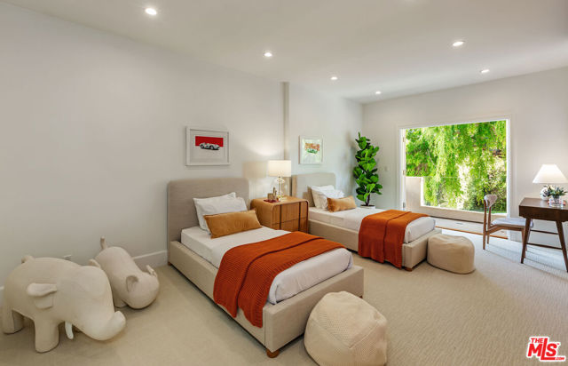 739 20th Street, Santa Monica CA: https://media.crmls.org/mediaz/dc68cc23-b0a6-442a-9804-6396fb5835fb.jpg