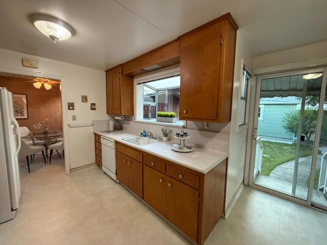 20575 Forest Avenue, Castro Valley CA: https://media.crmls.org/mediaz/dc6943b4-6960-4401-b154-bb5b5ddadfad.jpg