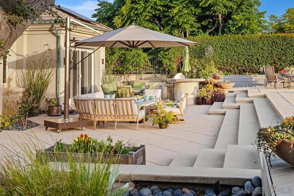 https://media.crmls.org/mediaz/dc6bab97-f1ec-485f-aef3-e9b6a335826d.jpg?preset=X-Large