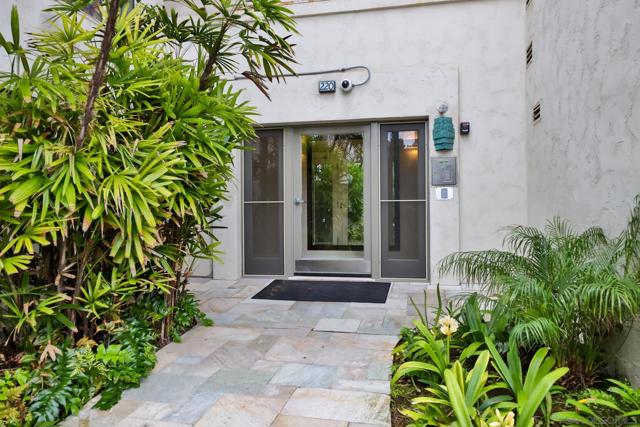 220 Coast Blvd, La Jolla CA: https://media.crmls.org/mediaz/dc6c269f-71d2-4f99-af88-7242fdc64992.jpg