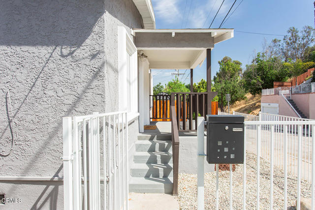 Detail Gallery Image 3 of 25 For 447 James St, Los Angeles,  CA 90065 - 2 Beds | 1 Baths