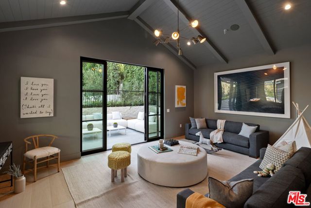 10444 Charing Cross Road, Los Angeles CA: https://media.crmls.org/mediaz/dc6cfa60-9448-4d84-83d3-6c244ca3571b.jpg