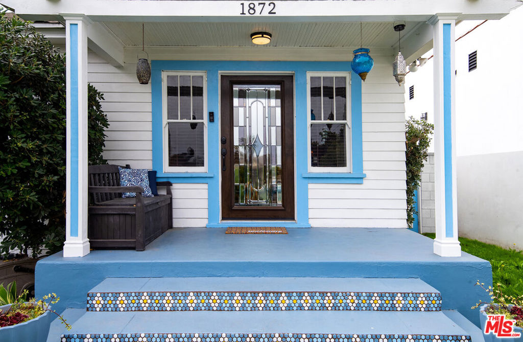 1872 W 38th Place