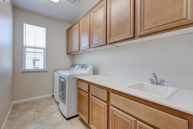 2528 AMANTEA WAY, Dublin CA: https://media.crmls.org/mediaz/dc6de892-e653-496d-b1e6-643a4e62bbd3.jpg