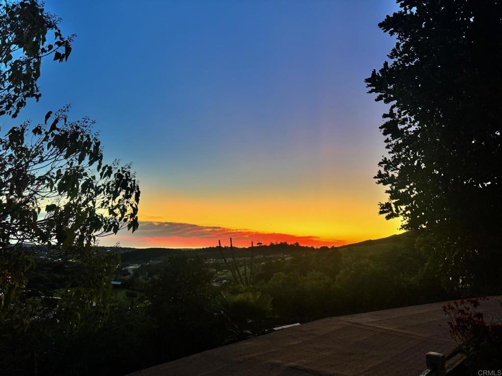 https://media.crmls.org/mediaz/dc6f280f-0e9c-4b85-acff-60c8bac0c853.jpg?preset=X-Large