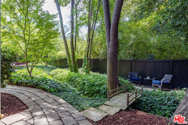 23040 Blue Bird Drive, Calabasas CA: https://media.crmls.org/mediaz/dc6faa8a-17d9-4ebc-9e9b-72ee1c86d628.jpg