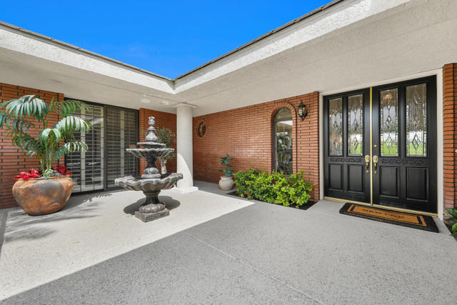 72550 Greenbriar Lane, Palm Desert CA: https://media.crmls.org/mediaz/dc70a700-55b0-49f4-814a-e469be81504b.jpg