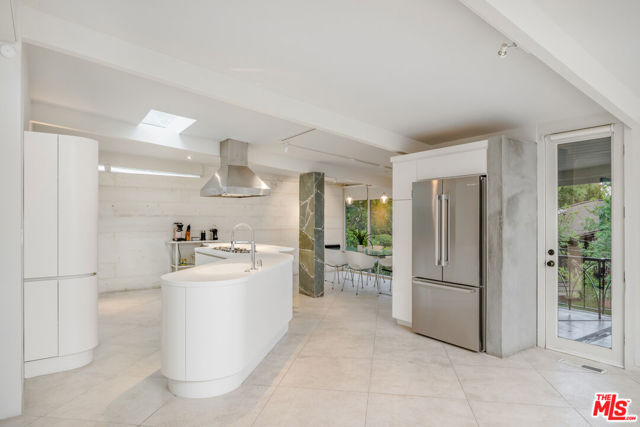 3027 Franklin Canyon Drive, Beverly Hills CA: https://media.crmls.org/mediaz/dc71812c-20af-44e7-8b71-3f9aa2869000.jpg
