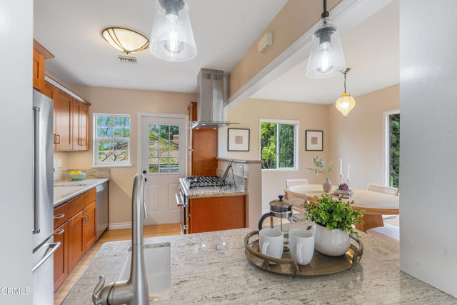 Detail Gallery Image 5 of 21 For 4806 Glenwood Ave, La Crescenta,  CA 91214 - 3 Beds | 2 Baths