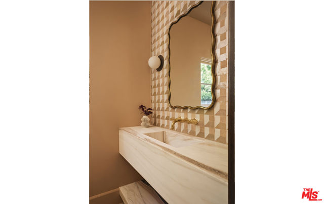 624 N Arden Drive, Beverly Hills CA: https://media.crmls.org/mediaz/dc728fcf-3a81-46a5-97d6-640f1c7fff65.jpg