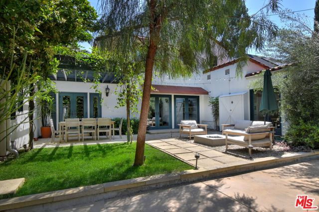 4277 Beck Avenue, Studio City CA: https://media.crmls.org/mediaz/dc72995b-4128-4d3d-91d3-d877098558de.jpg