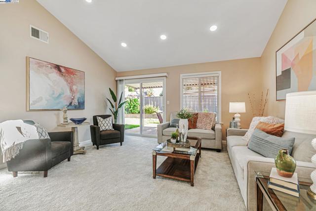 34915 Skylark Dr, Union City CA: https://media.crmls.org/mediaz/dc72ec5e-b146-475f-abd7-aca012539667.jpg