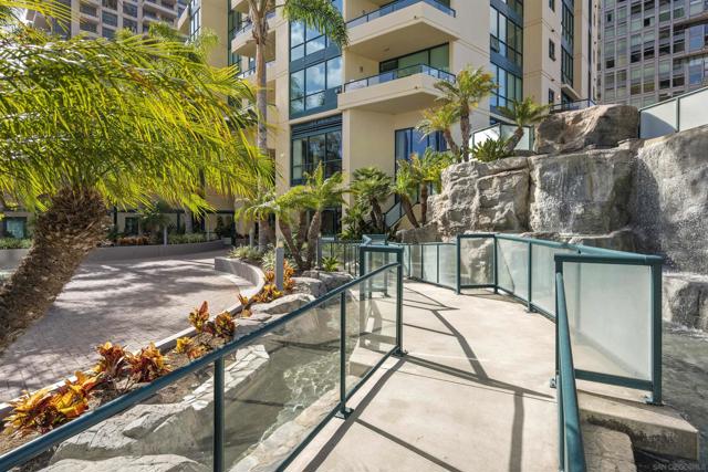 555 Front St, San Diego CA: https://media.crmls.org/mediaz/dc7411ad-6206-4b41-b950-87366c6cb151.jpg