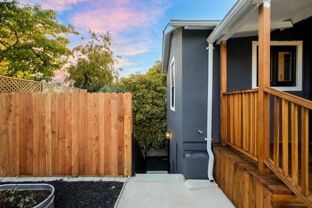 5229 Miles Ave, Oakland CA: https://media.crmls.org/mediaz/dc74c130-80ce-48a1-946b-59a32a440174.jpg