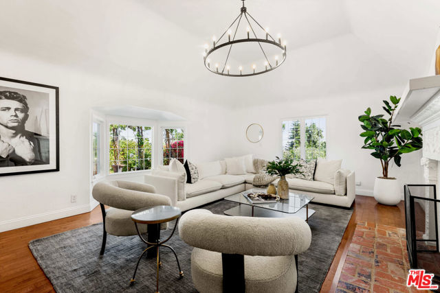 6475 San Marco Circle, Los Angeles CA: https://media.crmls.org/mediaz/dc754f13-925f-493c-8cce-e5049826ed17.jpg