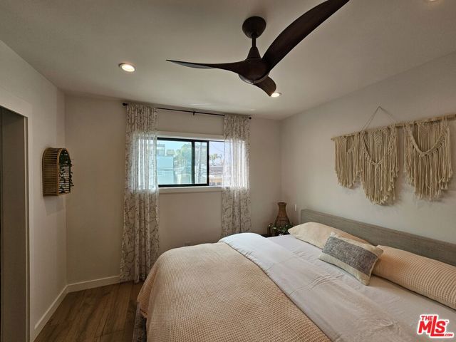 17 Sunset Avenue, Venice CA: https://media.crmls.org/mediaz/dc75fa44-a7b9-4f3a-9077-0bb2364d7919.jpg
