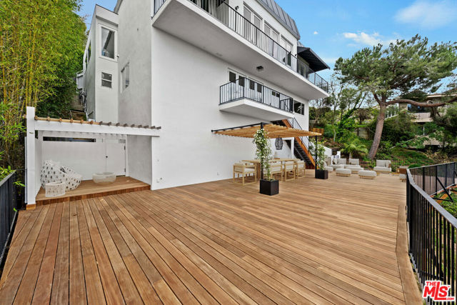 1539 Viewsite Drive, Los Angeles CA: https://media.crmls.org/mediaz/dc75fd43-89fa-4e19-ae04-a96a88c53a63.jpg