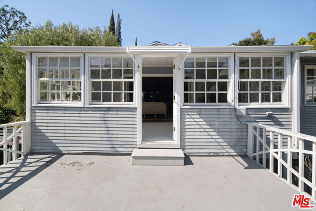 2020 Coldwater Canyon Drive, Beverly Hills CA: https://media.crmls.org/mediaz/dc7640c2-f047-42a1-8ad5-31ea85d69601.jpg