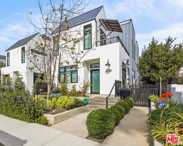 1037 21st Street, Santa Monica CA: https://media.crmls.org/mediaz/dc7971e8-ad0b-4995-884f-c06bc33f56d6.jpg