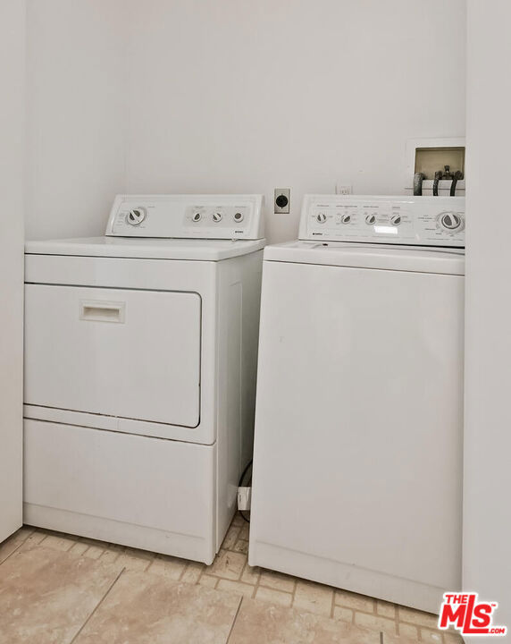 2131 Century Park Lane, Los Angeles CA: https://media.crmls.org/mediaz/dc7a461a-d6d7-491b-bbe0-2c5c148985c9.jpg