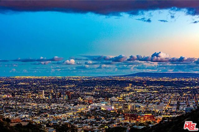 2183 Sunset Plaza Drive, Los Angeles CA: https://media.crmls.org/mediaz/dc7a90c9-3ce3-400b-9147-401a839c4224.jpg