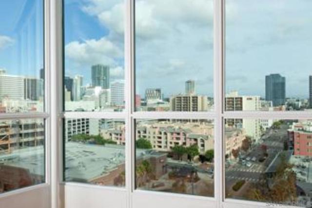 555 Front St, San Diego CA: https://media.crmls.org/mediaz/dc7b339c-e45b-48bf-bbfb-f66663c34402.jpg