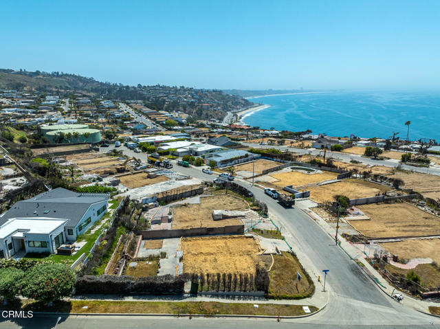 18449 Kingsport Drive, Malibu CA: https://media.crmls.org/mediaz/dc7b8aa9-56e5-4aa6-928d-c08334910d3d.jpg