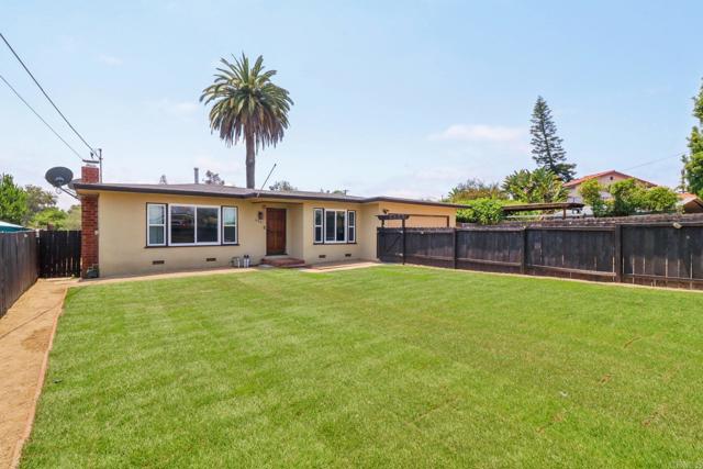 Detail Gallery Image 2 of 31 For 915 Crest View Rd, Vista,  CA 92081 - 3 Beds | 2 Baths
