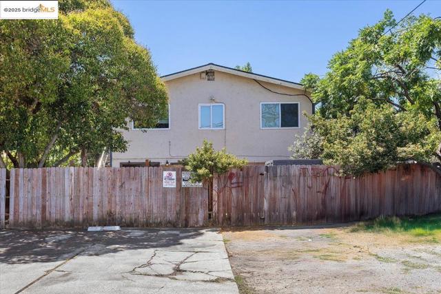 812 Delaware St, Fairfield CA: https://media.crmls.org/mediaz/dc7e4bbc-c9fa-4eb8-a8d5-3c18bbe5b8f2.jpg