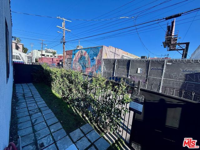 643 N Vista St, Los Angeles CA: https://media.crmls.org/mediaz/dc7f19fc-7a08-4a1a-8ba9-94822bffe8de.jpg