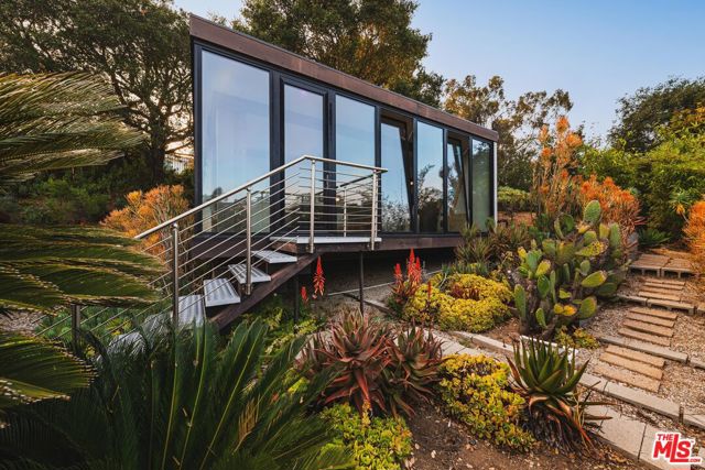 2718 Claray Drive, Los Angeles CA: https://media.crmls.org/mediaz/dc7f6dc9-82ff-471b-bde7-82175e80b4fb.jpg