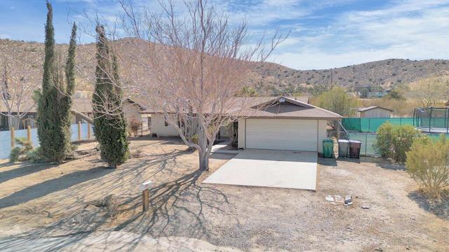 57375 Navajo Trail, Yucca Valley CA: https://media.crmls.org/mediaz/dc80720e-f4a1-418d-a969-69912600781e.jpg