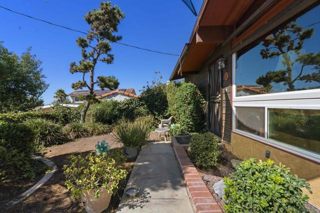 293 Paden Dr, Spring Valley CA: https://media.crmls.org/mediaz/dc82cfa6-6e60-4a26-9f29-4f60b7ed3bb7.jpg