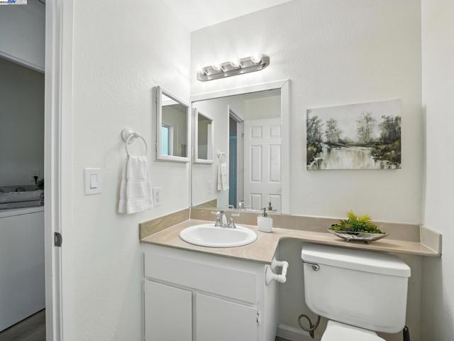 7635 Canyon Meadow Cir, Pleasanton CA: https://media.crmls.org/mediaz/dc837a50-8539-4d45-9c25-372bba9316c2.jpg