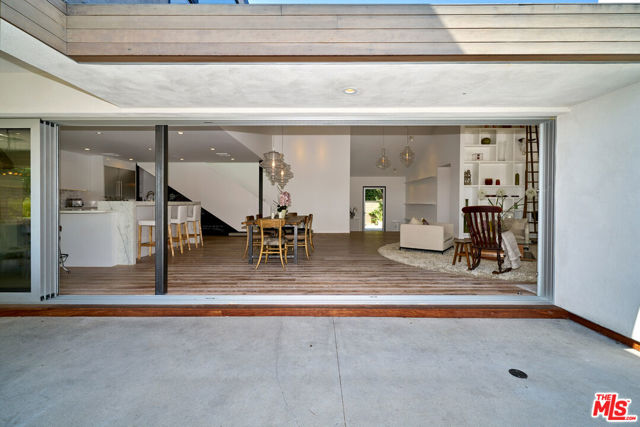 6342 Innsdale Drive, Los Angeles CA: https://media.crmls.org/mediaz/dc842656-309a-4a86-b64d-99d921ccf9be.jpg