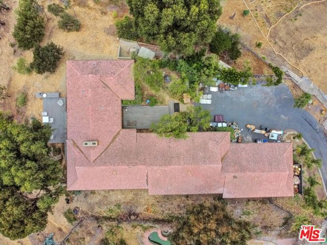 16959 Dulce Ynez Lane, Pacific Palisades CA: https://media.crmls.org/mediaz/dc84a446-117d-4d33-905c-8808b240bfa7.jpg