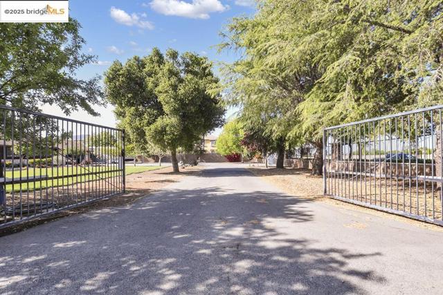 3215 Ohara Ave, Brentwood CA: https://media.crmls.org/mediaz/dc85109d-4370-4685-8e74-ec10c34d21fd.jpg