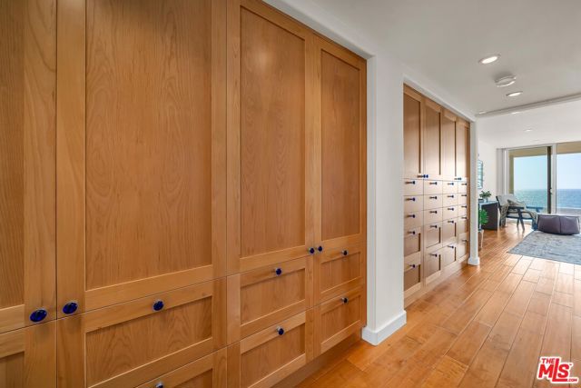 4 Lighthouse Street, Marina del Rey CA: https://media.crmls.org/mediaz/dc8580e2-ea3a-4fcd-baf7-d85035fda302.jpg