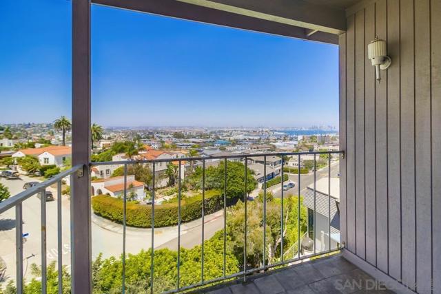 954 Harbor View Dr, San Diego CA: https://media.crmls.org/mediaz/dc8641b0-8d24-4cf9-a94e-3e5ca910a281.jpg