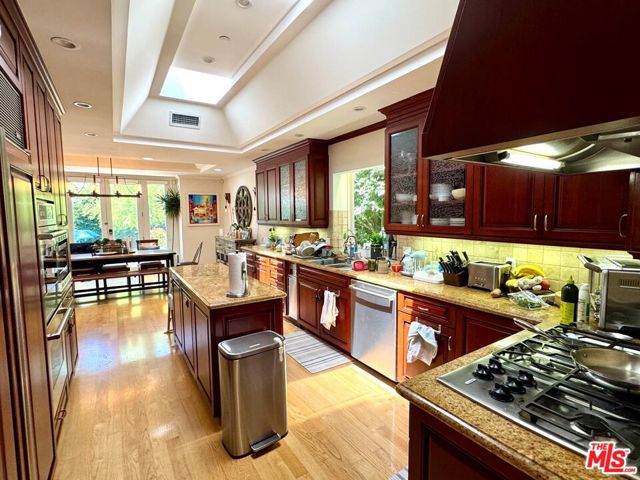 328 15th Street, Santa Monica CA: https://media.crmls.org/mediaz/dc873d94-cc51-4b64-81d2-834cd8ed0365.jpg