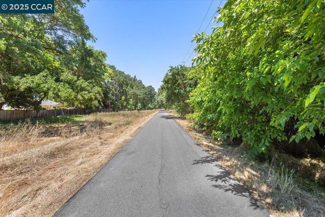 115 Saint Jean Ct, Danville CA: https://media.crmls.org/mediaz/dc88dae5-5b90-4e56-931a-2362d7952dd5.jpg
