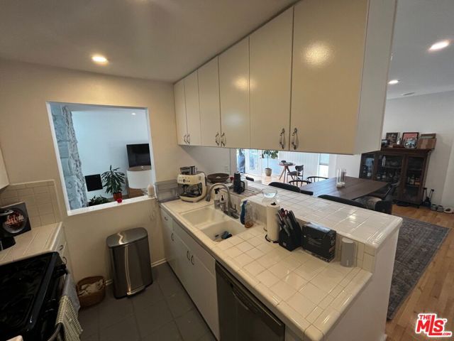 25 PRIVATEER Street, Venice CA: https://media.crmls.org/mediaz/dc89b536-a9bc-4ea8-8996-f6d3c24a8b3d.jpg
