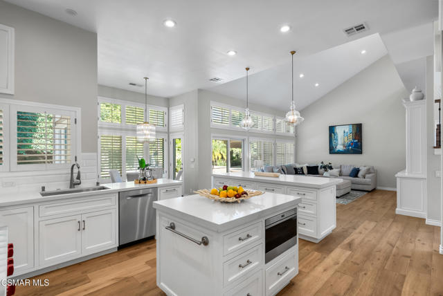 48 Golden Glen Drive, Simi Valley CA: https://media.crmls.org/mediaz/dc8a7ed5-1ad7-4ddc-88ba-7b5b2e4bd6e4.jpg