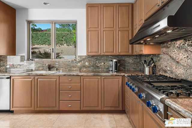 27 Ambassador Circle, Rancho Mirage CA: https://media.crmls.org/mediaz/dc8b9e2b-8ee6-4fed-97ae-3b6af26561bf.jpg