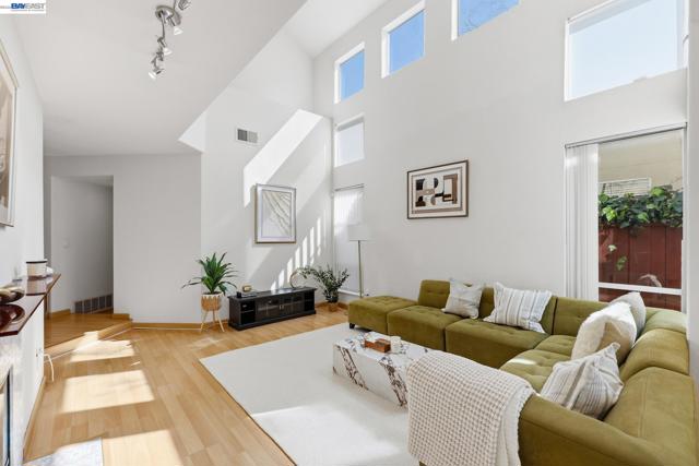 906 Vista Pointe Dr, San Ramon CA: https://media.crmls.org/mediaz/dc8c910b-6574-4359-9268-4e177c927cee.jpg