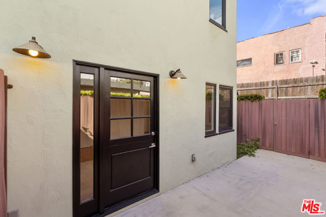838 Hilldale, West Hollywood CA: https://media.crmls.org/mediaz/dc8cba93-963e-4907-91e1-ab5f091ac409.jpg