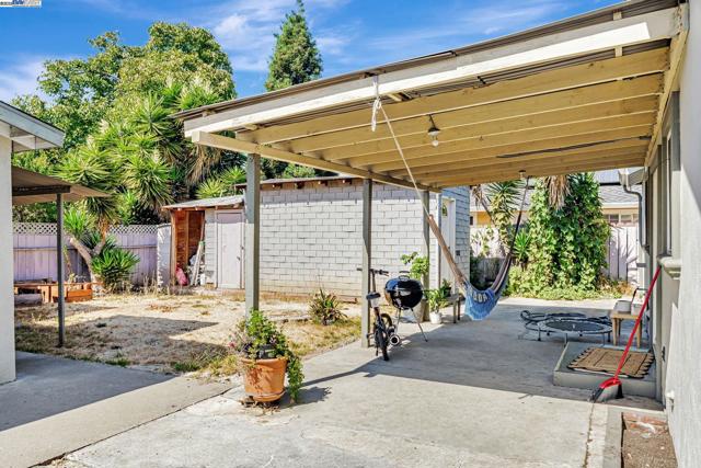 1127 Madera Ave, Menlo Park CA: https://media.crmls.org/mediaz/dc8da904-39d9-4d5b-8aa0-399cfb0ced6a.jpg