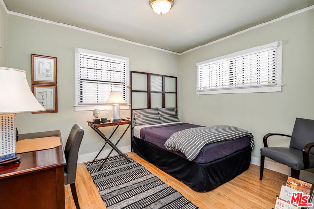 516 N Bronson Avenue, Los Angeles CA: https://media.crmls.org/mediaz/dc8e0d8d-72ba-4a88-a0fa-6c354bcc7d56.jpg